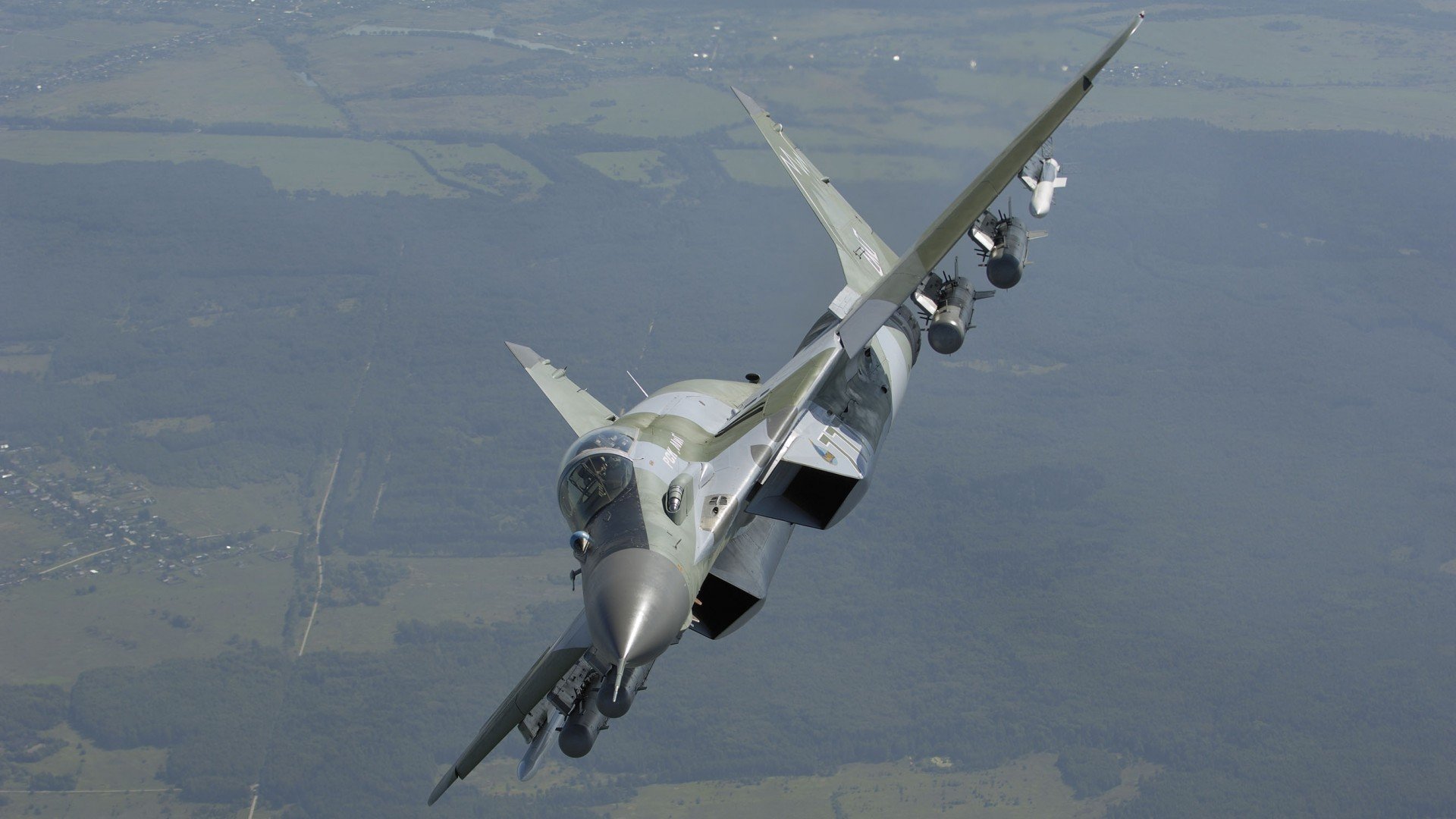 勒沃库森围绕中路组织展开压迫，勒沃库森吧