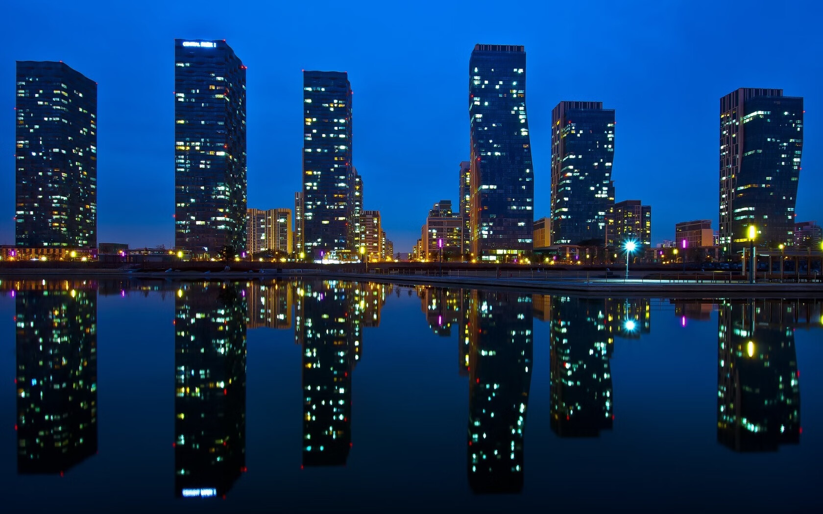 皮特·卡普尔展现爆发力和快速反应,帮助袋鼠队化解困境,皮尔斯和卡特